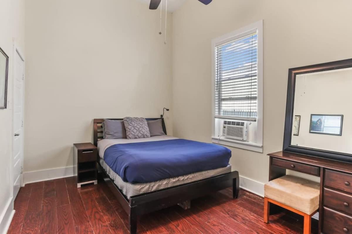 Art Filled Sanctuary In The Heart Of Mid Holiday home New Orleans